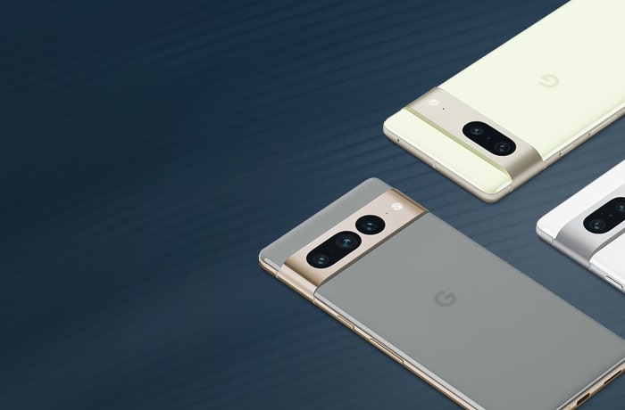 Une image présentant quatre smartphones Google Pixel de différentes couleurs, disposés en diagonale, en mettant l'accent sur leurs caméras arrière et l'esthétique de leur design.