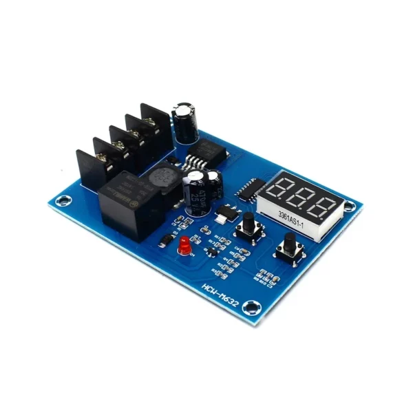 Un module de contrôle de charge XH-M603 HW-632 avec affichage LED avec des condensateurs, un relais et d'autres composants montés sur un circuit imprimé bleu.
