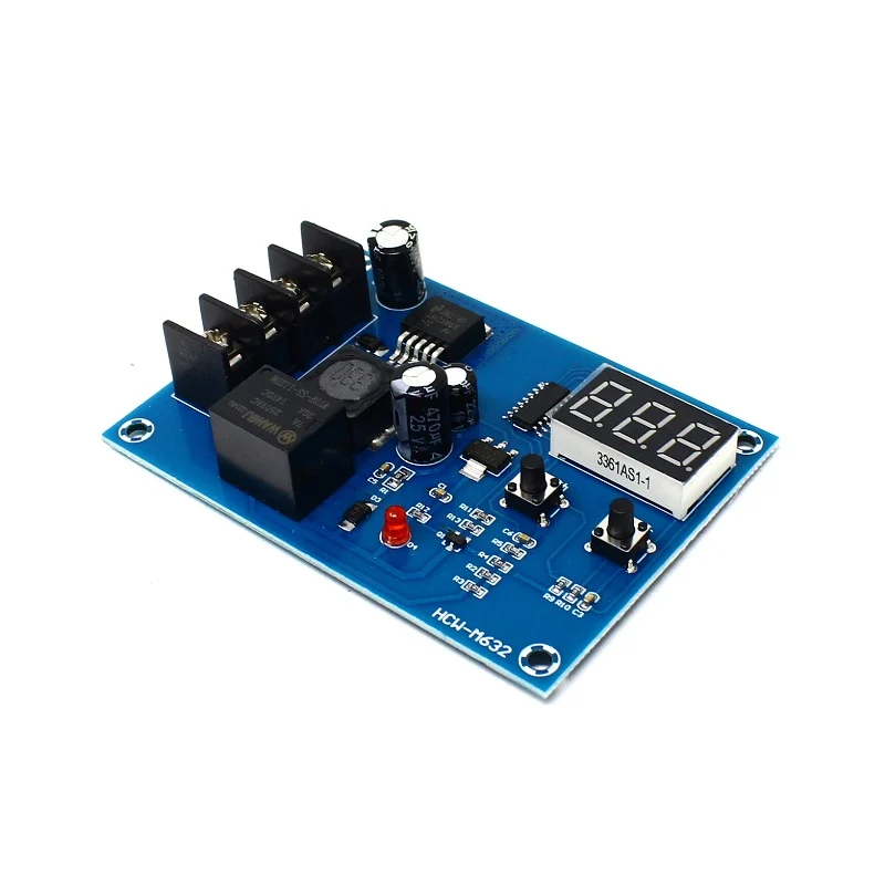 Un module de contrôle de charge XH-M603 HW-632 avec affichage LED avec des condensateurs, un relais et d'autres composants montés sur un circuit imprimé bleu.